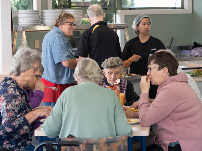 Uploads/Iona-residents-lunch-with-RVL-residents-6-v2.jpg